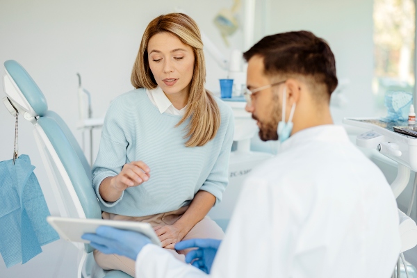 Patient in oral biopsy consultation